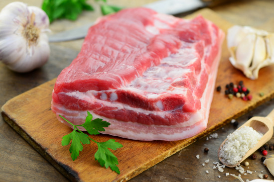 Travers de porc avec os
